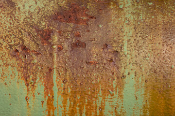 Metallplatte mit abplatzender Farbe und Rost