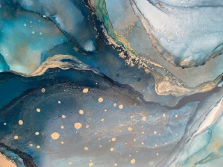 Blaugrüner abstrakter Hintergrund mit Falten aus Alkoholtinte und Goldpigment © Luvricon