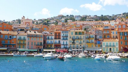 Fototapeta na wymiar Panorama sur la ville et le port coloré de Villefranche-sur-Mer sur la côte d’azur, au bord de la mer Méditerranée, dans les Alpes-Maritimes (France)