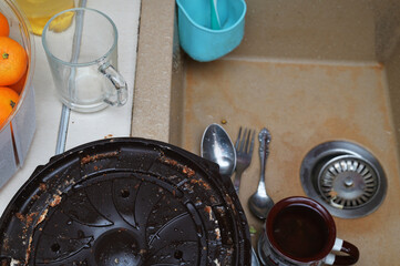 Photo dishes unwashed in the sink in the kitchen