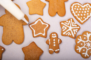 Decorating gingerbread cookies