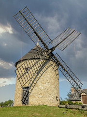 Fototapeta na wymiar moulin à vent par temps orageux