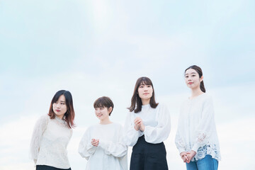 笑顔で話す女性4人