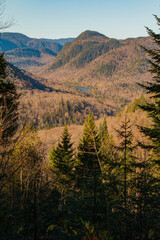 Vue sur vallée automnal