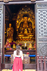 Obraz premium Femme priant dans un temple à Xi'an, Chine 