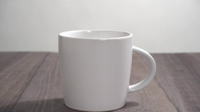 Taza blanca en la mesa