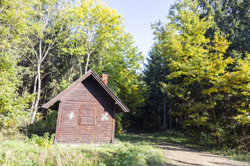 Kleines Haus im Wald bei einer nebenstrasse