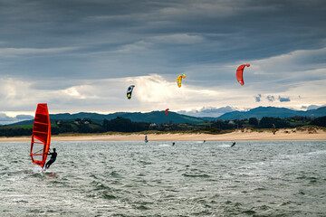 kite surfing y wind surfing en la bahía de Santander
