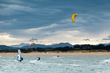 kite surfing y wind surfing en la bahía de Santander