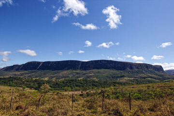 Platô de montanha em contraste com o céu azul e mata verde