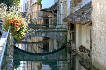 ville de Provins, passerelle fleurie et lavoir, département de Seine-et-Marne, France