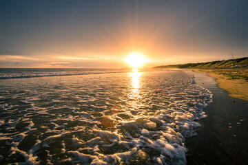 Sonnenuntergang am Strand in Longeville-sur-Mer, Frankreich