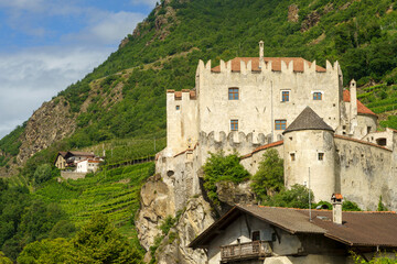 Naklejka premium Cycleway of the Venosta valley, Castelbello castle