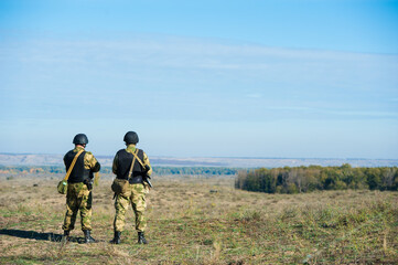 Obraz premium Russian special forces soldiers with weapon take part in military maneuver