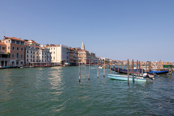 Obraz premium Panoramic view of Grand Canal (Canal Grande) with active traffic boats