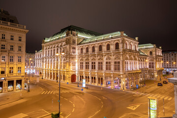 Fototapeta na wymiar Beautiful night shot of vienna state opera