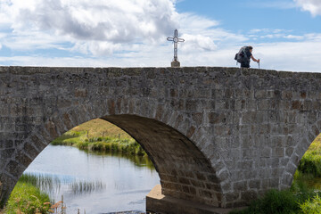 pélerin de compostelle marchant sur un pont