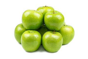 Grupo de manzanas colocadas y aisaladas sobre fondo blanco. Variedad Granny smith.