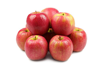 Grupo de manzanas colocadas y aisaladas sobre fondo blanco. Variedad Pink Lady.