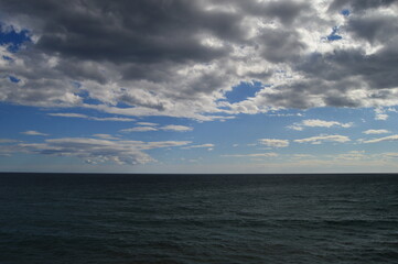 Mar y nubes día nublado