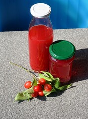 roter saft aus kornelkirschen und Gelee