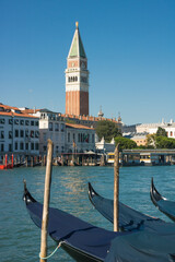 Les canaux de Venise en Italie: bateaux et gondoles sur l'eau