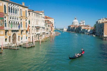 Obraz na płótnie Canvas Les canaux de Venise en Italie: bateaux et gondoles sur l'eau