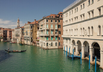 Obraz na płótnie Canvas Les canaux de Venise en Italie: bateaux et gondoles sur l'eau