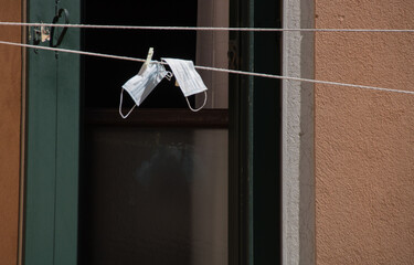 masque contre la covid-19 en train de sécher après un lavage