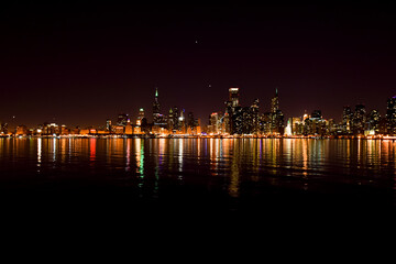 Fototapeta na wymiar Chicago city skyline reflecting off the water at night