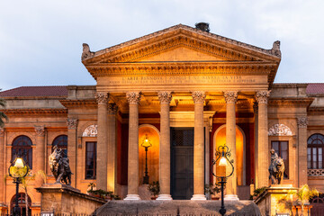 Obraz premium Morgen in Palermo bei aufgehender Sonne in der Altstadt auf Sizilien in Italien, Europa