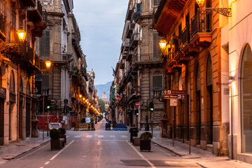 Fototapeta na wymiar Morgen in Palermo bei aufgehender Sonne in der Altstadt auf Sizilien in Italien, Europa