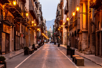 Morgen in Palermo bei aufgehender Sonne in der Altstadt auf Sizilien in Italien, Europa