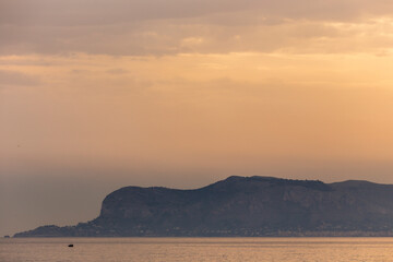 Sonnenaufgang über dem Meer bei Palermo in Sizilien