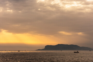 Sonnenaufgang über dem Meer bei Palermo in Sizilien