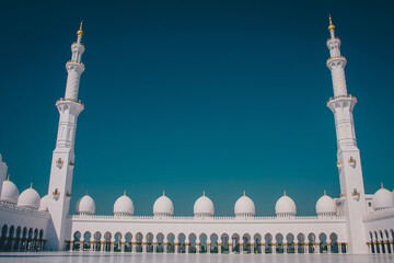 Fototapeta na wymiar Famous sheik Zayed mosque in Abu Dhabi, inside view of the biggest mosque in the world on a sunny day.