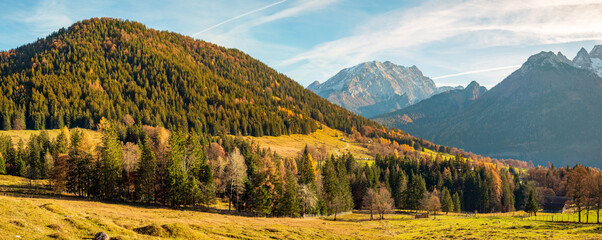 Hochkalter und die Berchtesgadener Alpen an einem sonnigen Tag im Herbst 