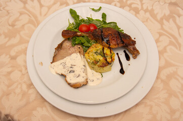 neck with mushroom sauce, duck confit, potatoes with broccoli and valerian with tomatoes