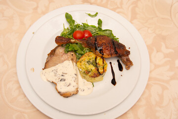 neck with mushroom sauce, duck confit, potatoes with broccoli and valerian with tomatoes