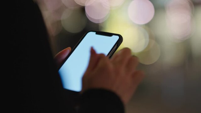 夜・スマートフォン・女性