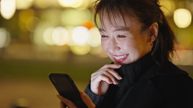 夜・スマートフォン・女性