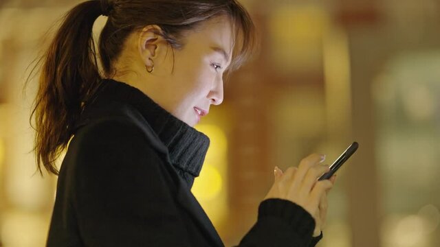 夜・スマートフォン・女性