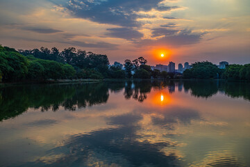 Paisagem de por do Sol no lago do parque do Ibirapuera. 