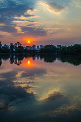 Paisagem de por do Sol no lago do parque do Ibirapuera. 