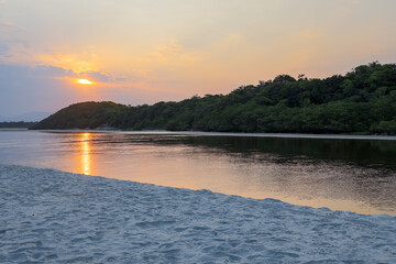 Por do Sol, final de tarde, praia de Itaguaré, litoral Norte de São Paulo. Cores e natureza. 