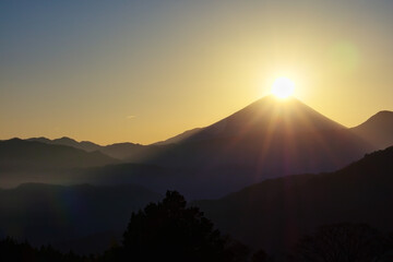 ダイヤモンド富士　火口から登る朝日