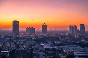Obraz premium Panorama view of panoramic city views, overlooking a wide range of high-rise buildings, blurred breezes, residential distribution (condominiums, offices, expressways)