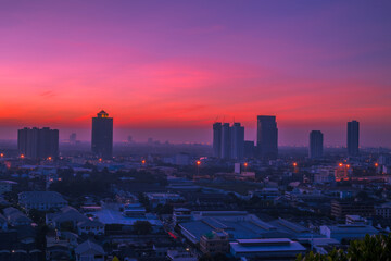 Fototapeta premium Panorama view of panoramic city views, overlooking a wide range of high-rise buildings, blurred breezes, residential distribution (condominiums, offices, expressways)