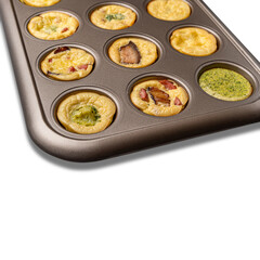 Egg bites з шматочками зелені та бекону в металевій формі на білому фоні з місцем для тексту знизу