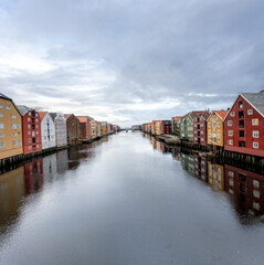 Drewniane domki na palach, Trondheim, Norwegia © Dreamnordno